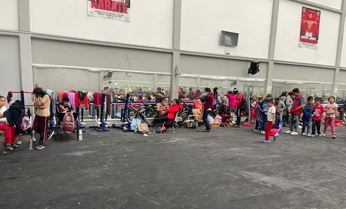 Hay 2 mil personas en refugios temporales de Chilpancingo por John
