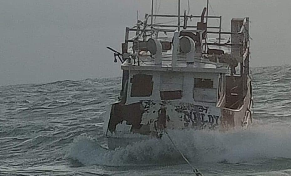 Rescatan a 4 pescadores extraviados en alta mar durante el paso de Milton