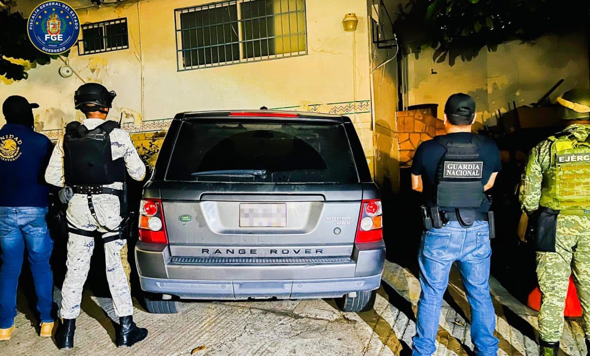 Hallan camioneta robada con 86 bolsas de cristal y marihuana en Guerrero