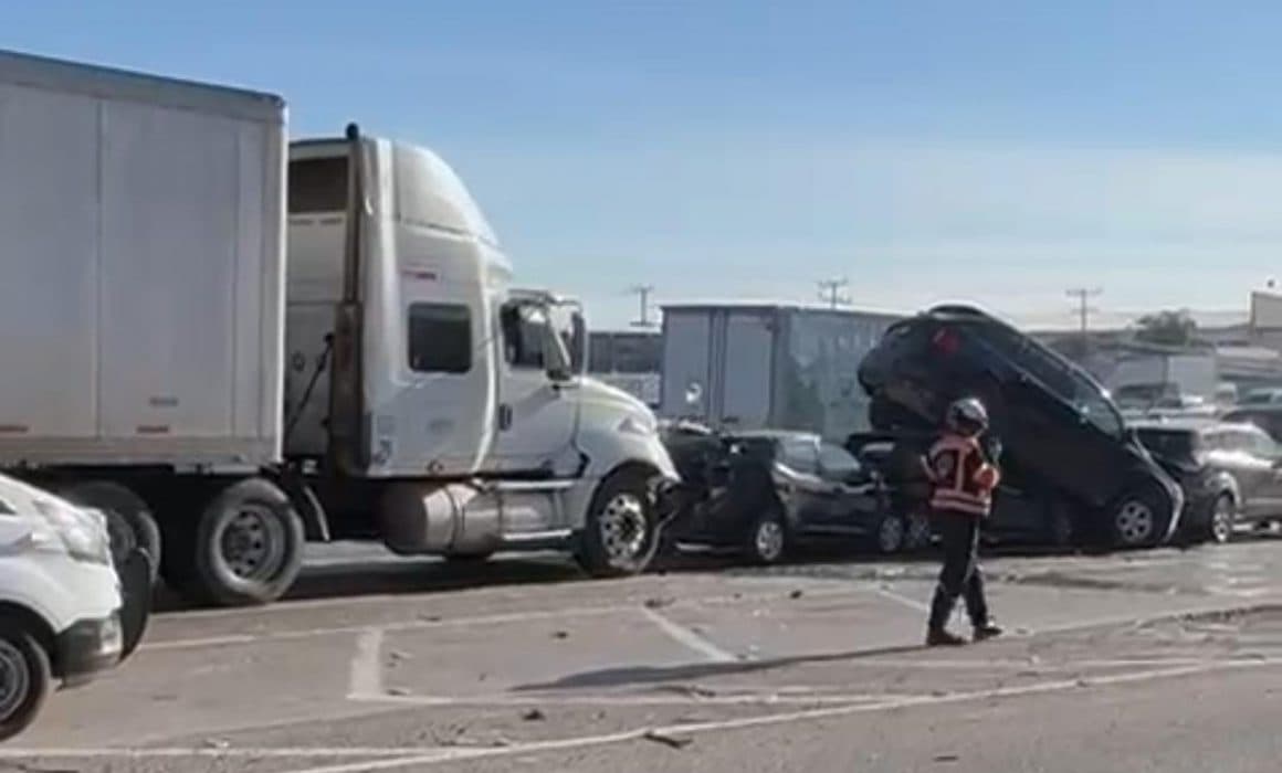 Aparatosa carambola entre 5 vehículos dejó caos en la 57, Querétaro