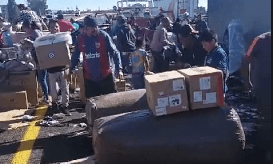 Reportan actos de rapiña tras volcadura de tráiler en Arco Norte