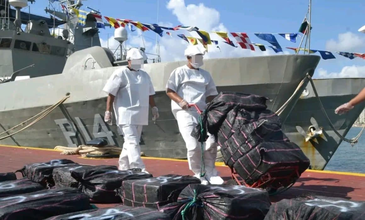 Decomisan 3.3 toneladas de cocaína que flotaba el mar de Acapulco