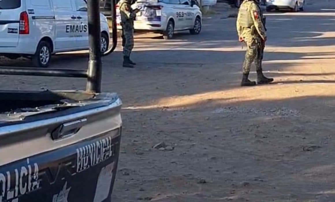 Tiran cadáver envuelto en una sábana en la Felipe Ángeles, al sur de Culiacán