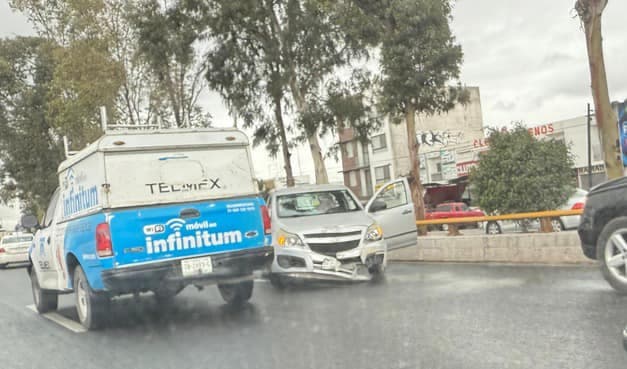 Choque en los carriles centrales de la Salvador Nava Martínez