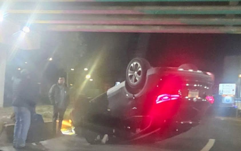 Accidente vial en la glorieta de Sierra Leona deja camioneta volcada