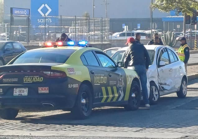 Asaltantes utilizan taxi para intentar robos en el oriente de San Luis Potosí