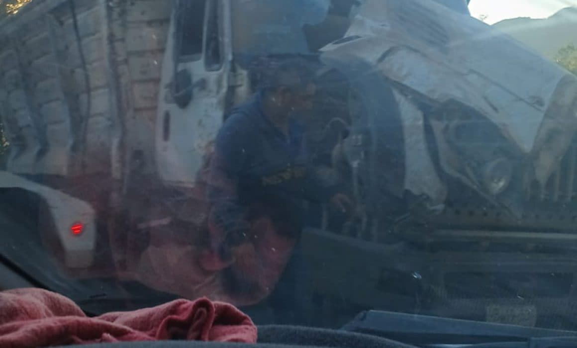 Chocan camiones de carga pesada en la Autopista del Sol