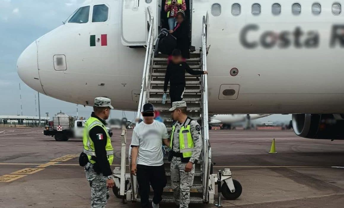 Pasajero de Volaris intentó desarmar a policía y causó choque; FGR indaga