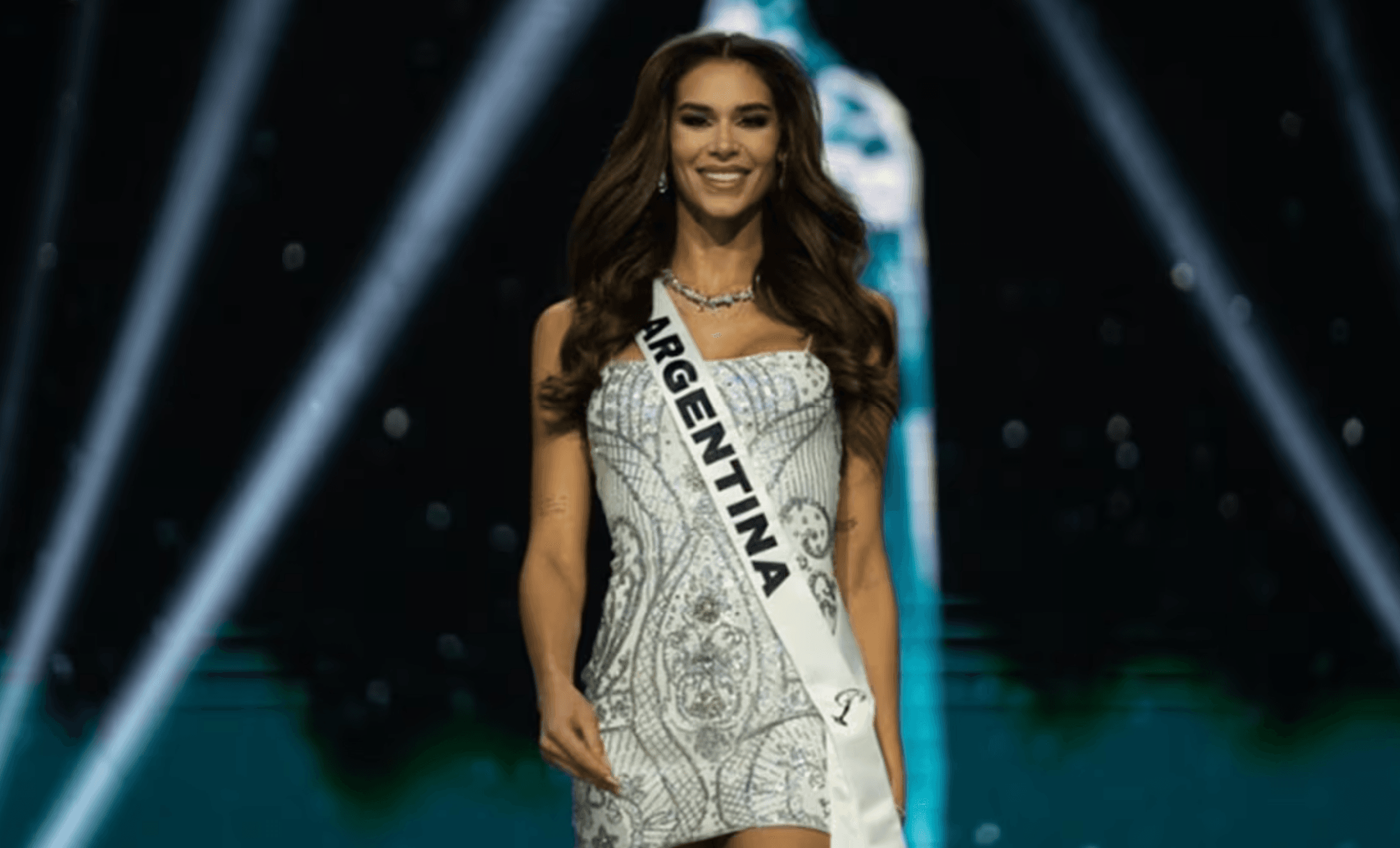 Miss Universo Argentina pierde su título por comentarios polémicos