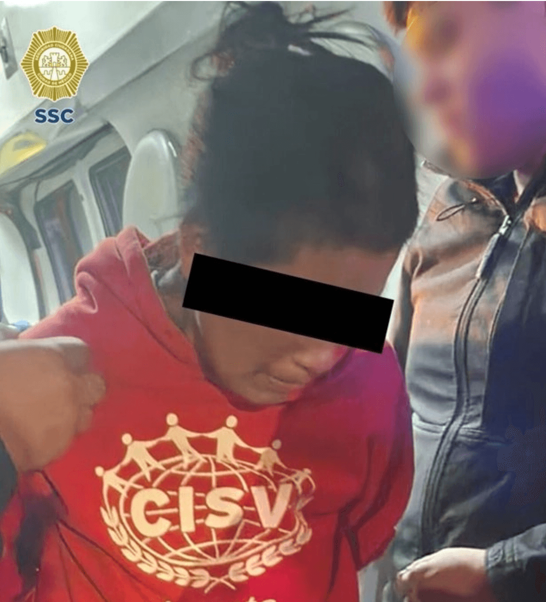 Mujer amenaza a clientes de Starbucks con cuchillo en la Condesa