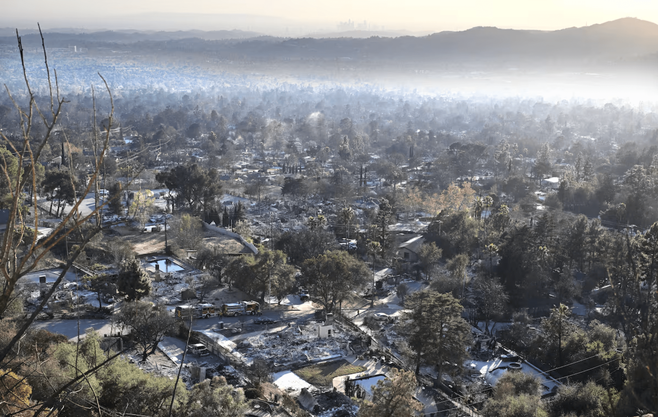 Suben a 24 las víctimas por incendios en California; continúan los operativos de emergencia