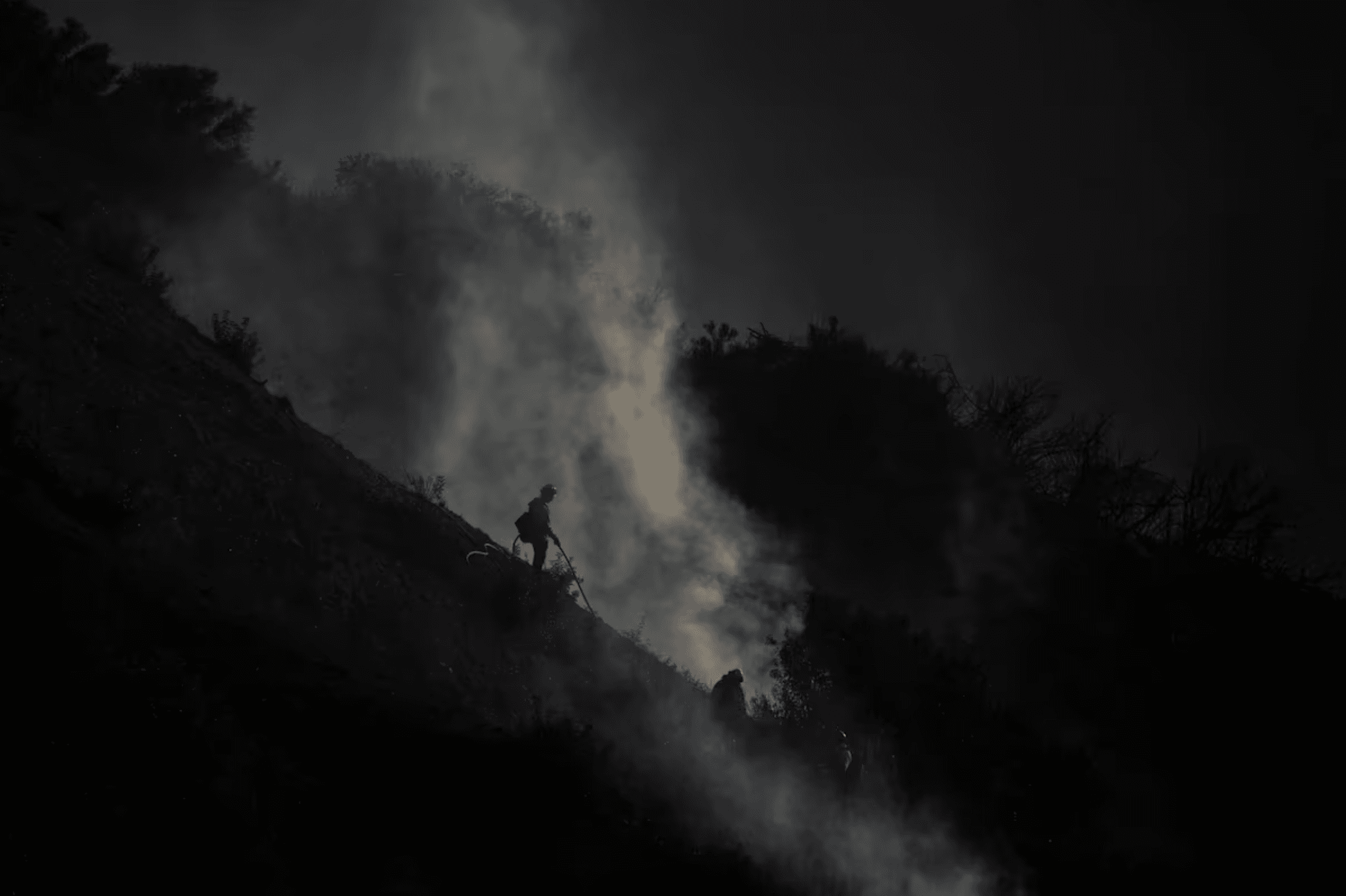 Incendios en California dejan 25 muertos y millas de evacuados