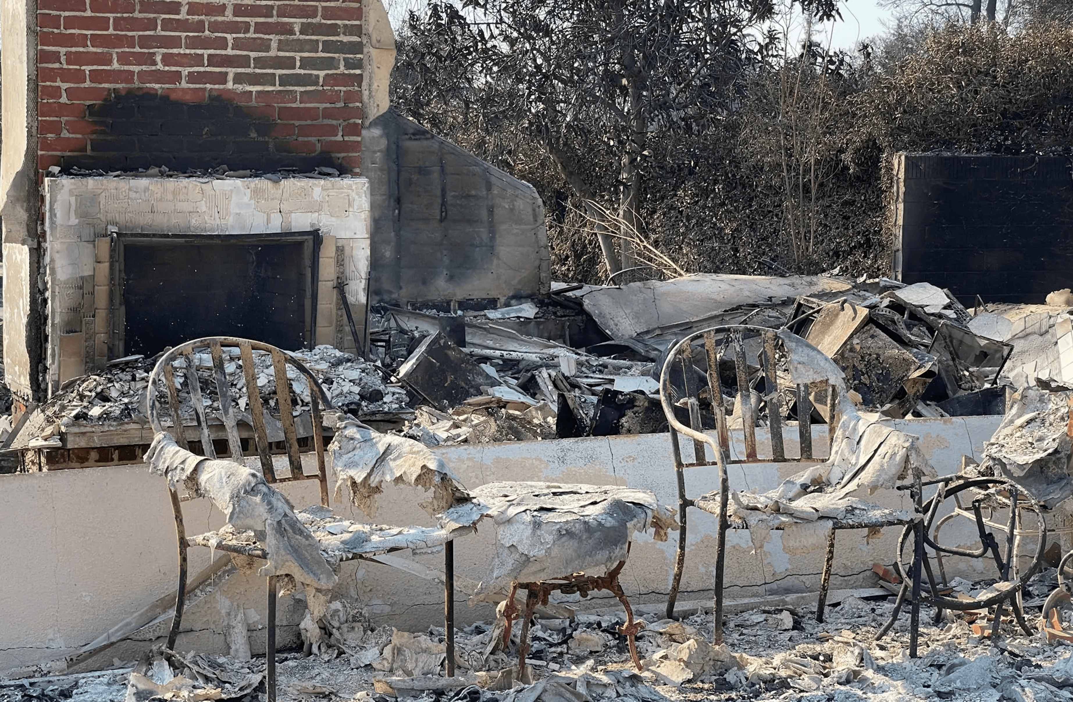 Avances en la contención de incendios en Los Ángeles y medidas contra saqueos