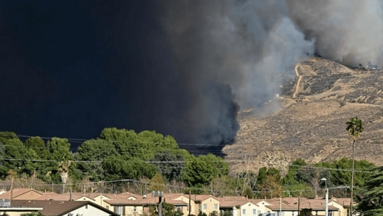 Incendio en el sur de California arrasa más de 2 mil hectáreas