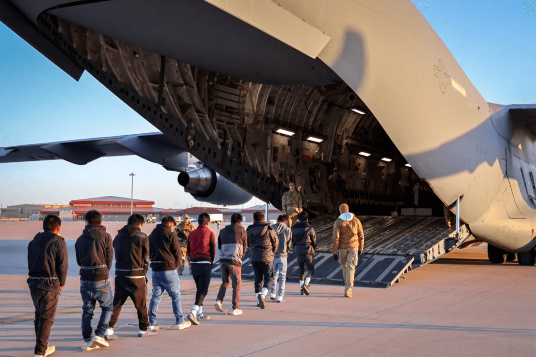 EE.UU. Inicia deportación de migrantes en aviones militares