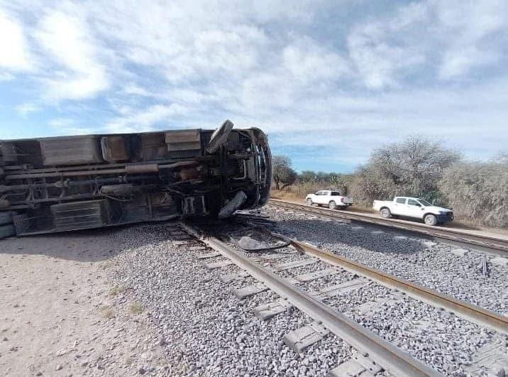Impacta tren a camión de transporte de personal de la zona industrial