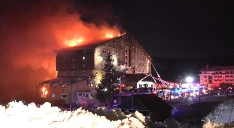 Al menos 70 muertos por incendio en hotel de Turquía