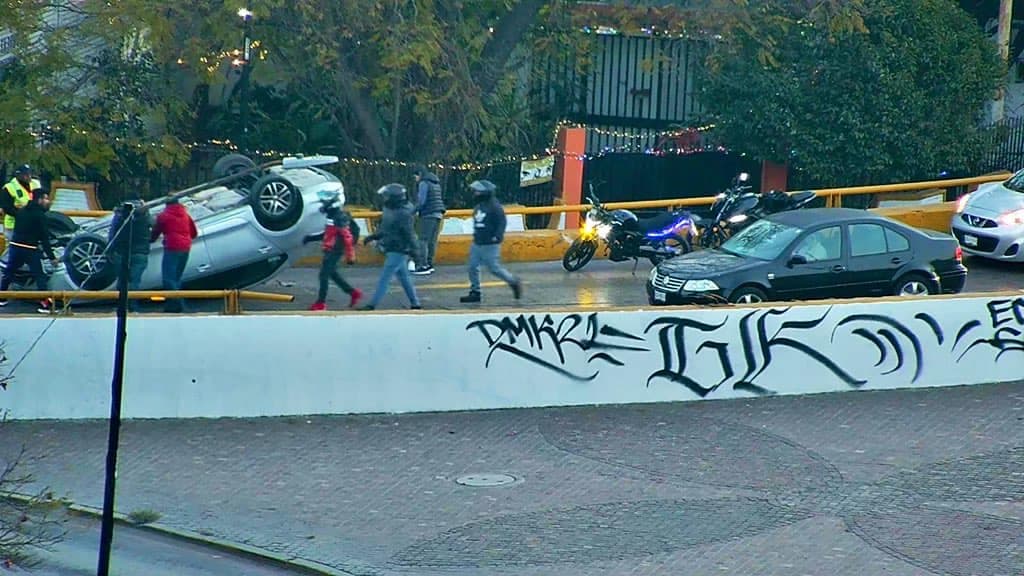 Automovil volcado en Av. Universidad provoca cierre parcial