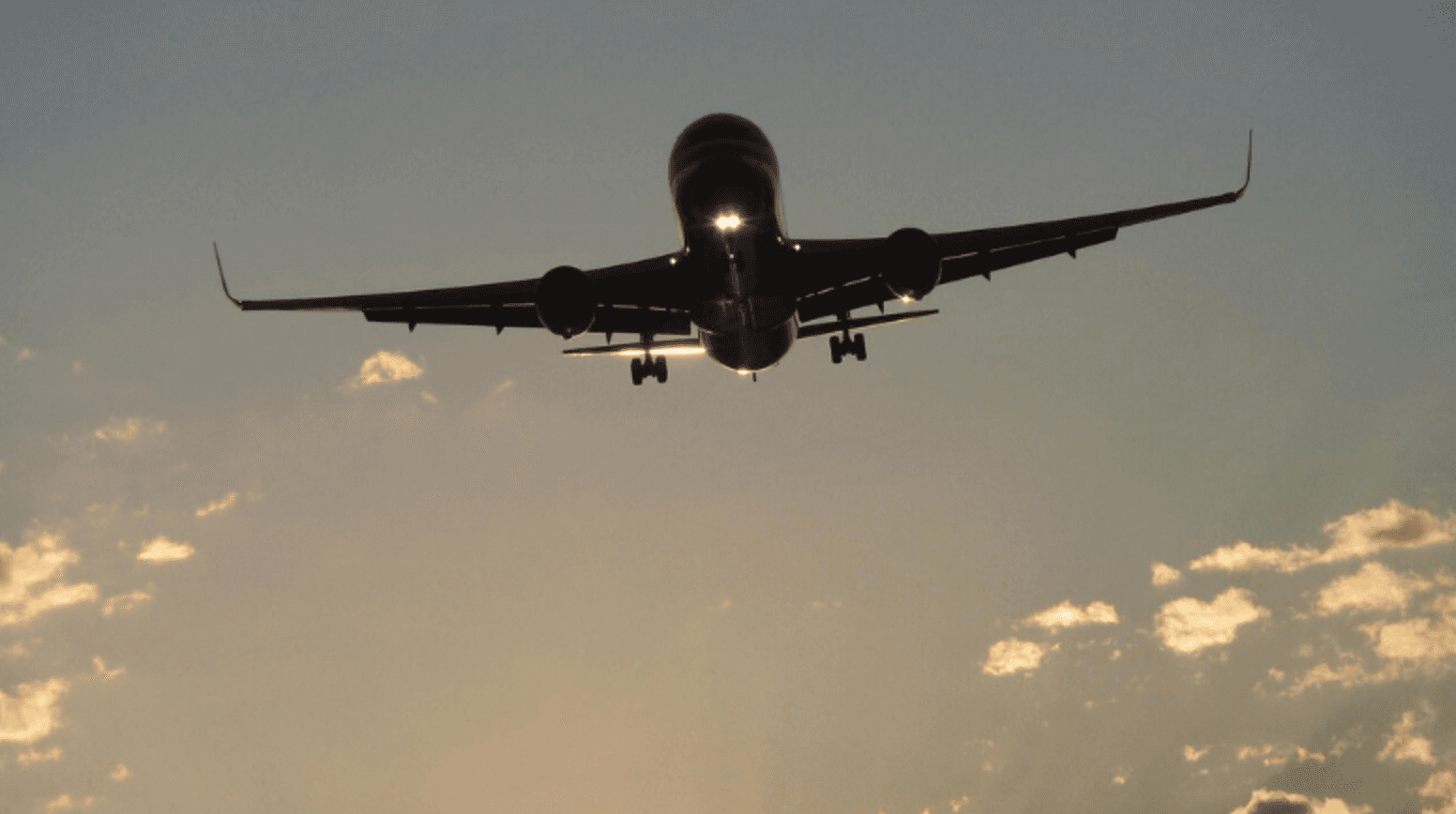 Buscan avión desaparecido en Alaska con 10 personas a bordo
