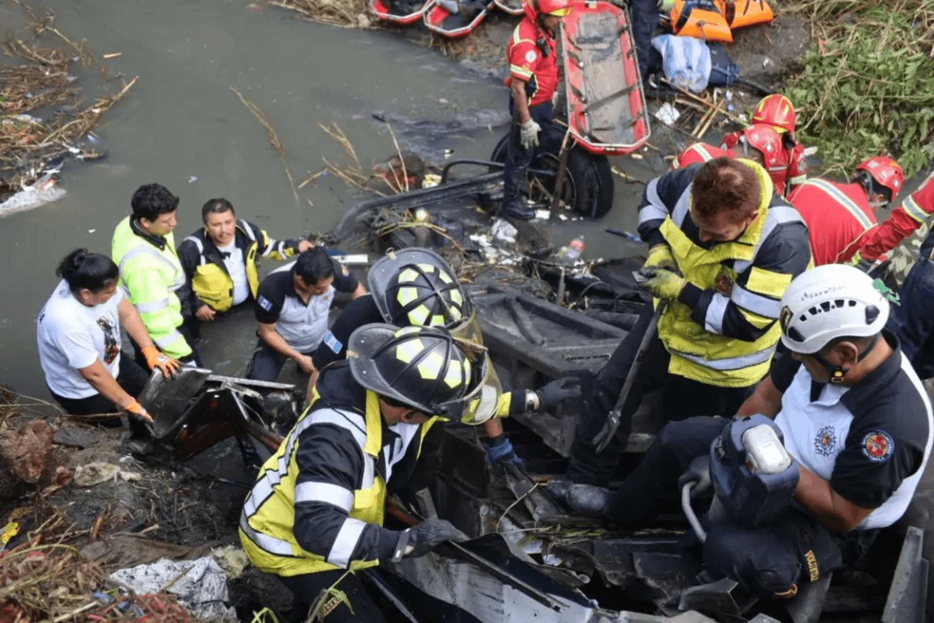 Autobús cae de un puente en Guatemala y deja decenas de víctimas