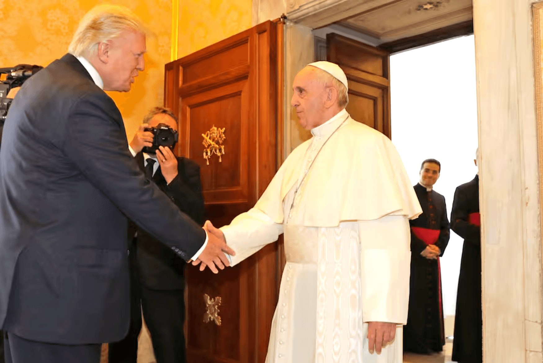 Papa Francisco critica las deportaciones masivas de EE. UU. y funcionario de Trump responde