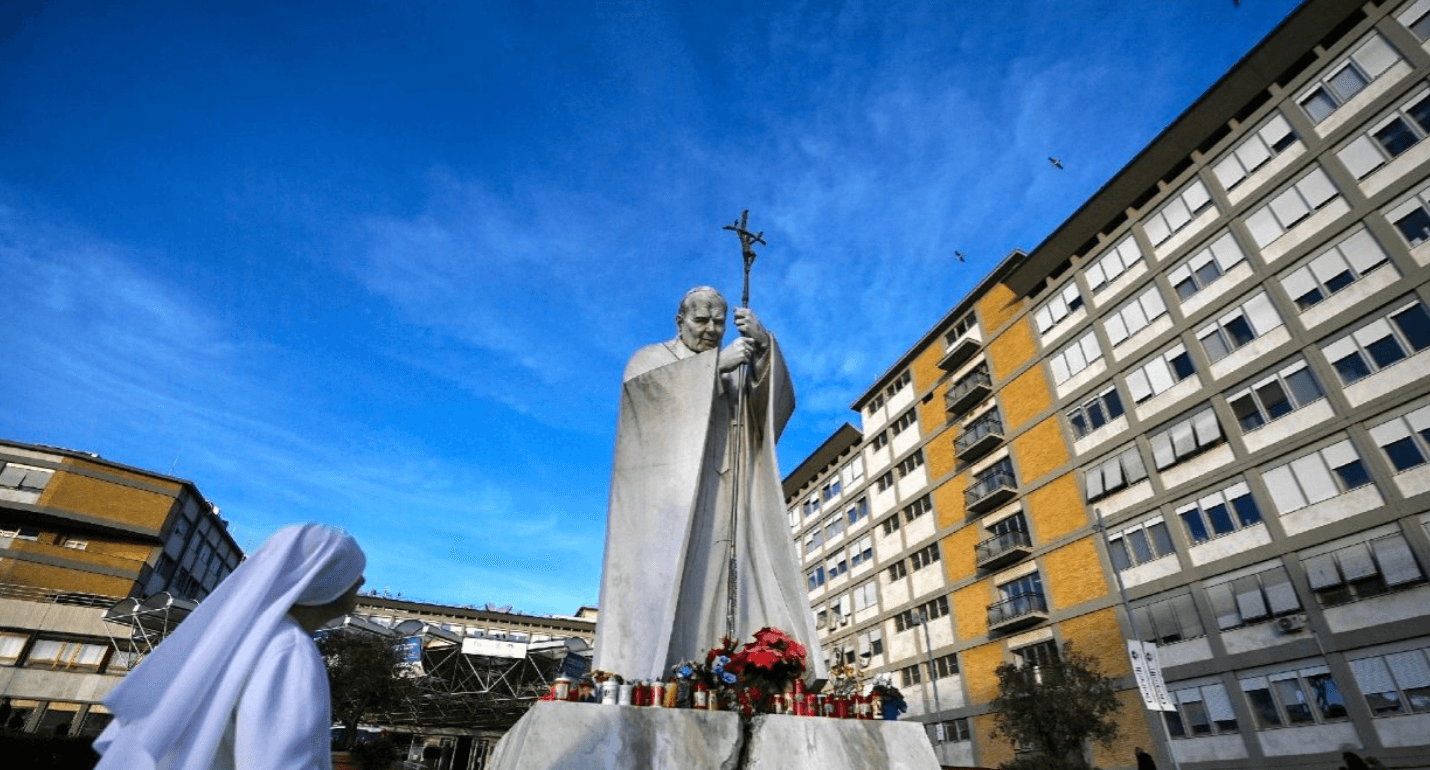 Papa Francisco se encuentra hospitalizado por infección respiratoria compleja