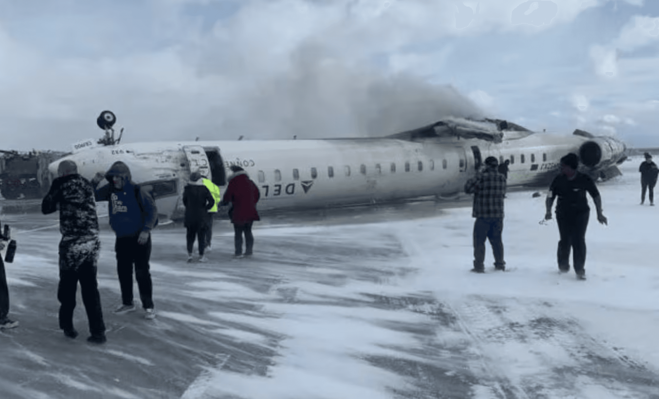 Avión se estrella en el aeropuerto de Toronto, Canadá