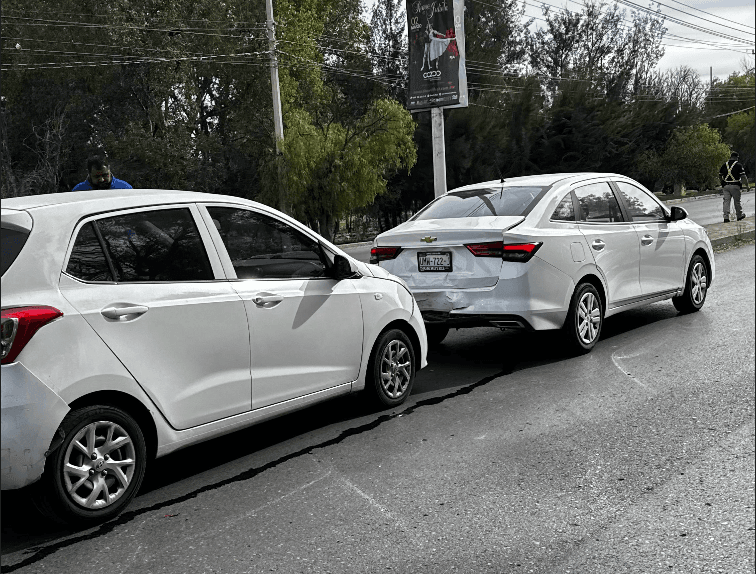 Carambola de tres autos provoca tráfico en la bajada al Río Santiago