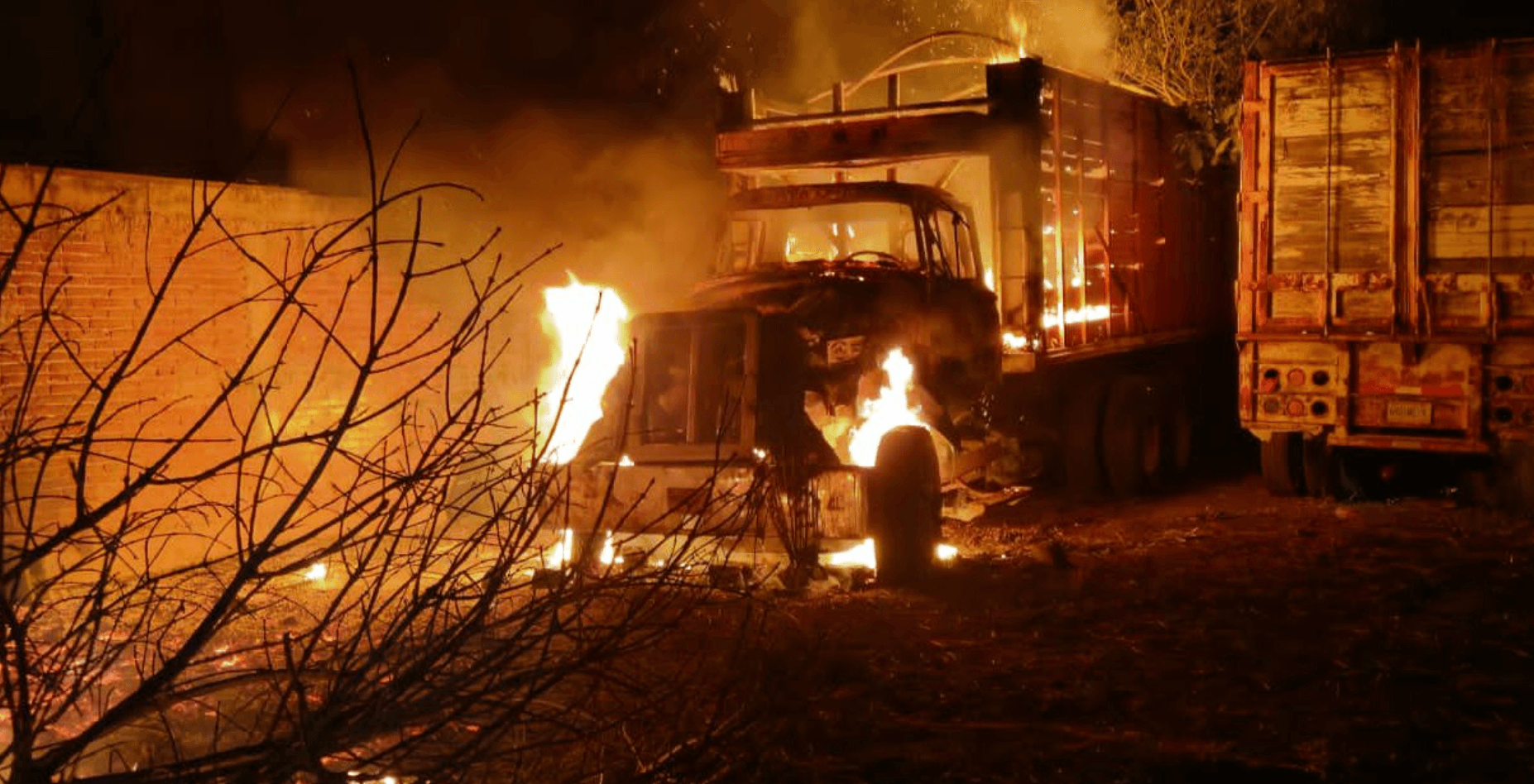 Incendio en Quezada deja daños a camión torton