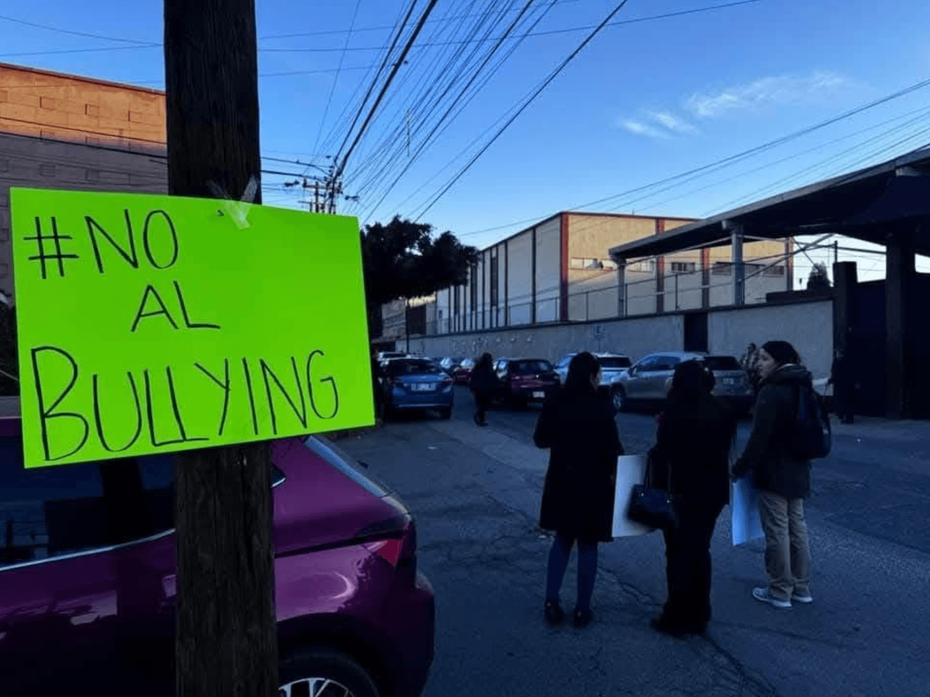 Padres de familia exigen respuestas ante casos de bullying en el Instituto Hispano Inglés
