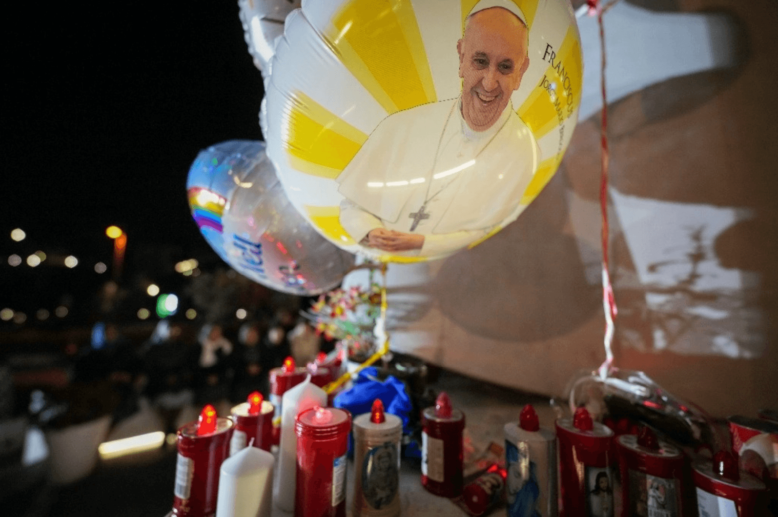 El papa Francisco sigue en observación mientras el Vaticano mantiene el pronóstico reservado