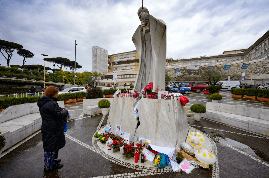 El papa Francisco continúa su tratamiento mientras espera resultados del TAC de pulmón