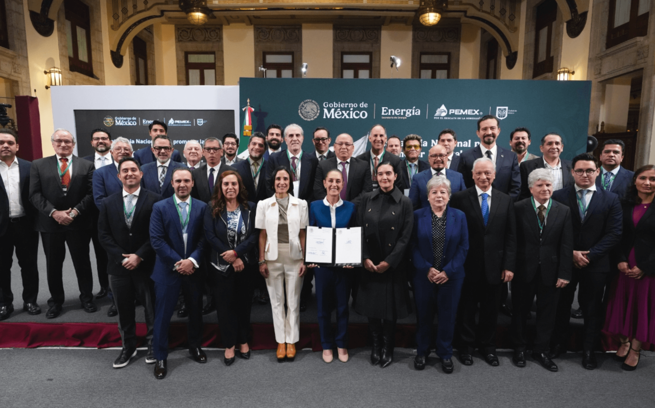 Acuerdo entre Sheinbaum y empresarios fija precio máximo de gasolina Magna