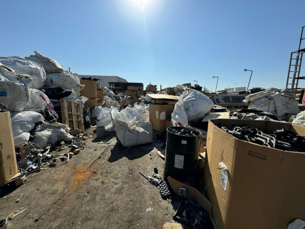 Clausuran empresa tarimera en la Zona Industrial por riesgos a la población