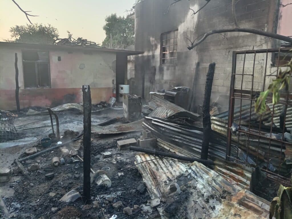 Incendio consume casa en Tamuín, SLP: bomberos evitan tragedia mayor