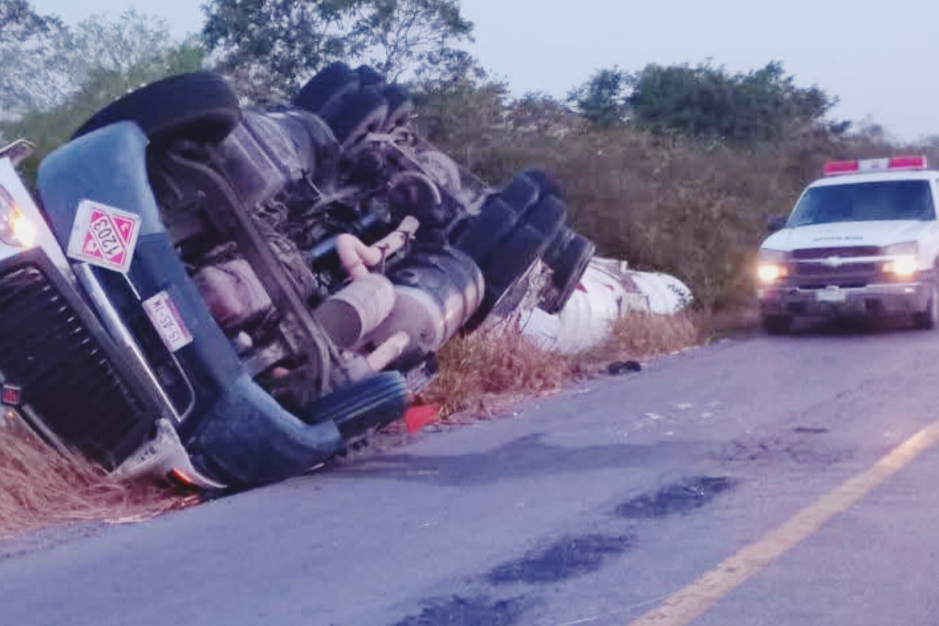 Volcadura de pipa obliga al cierre de la carretera Mante-Valles