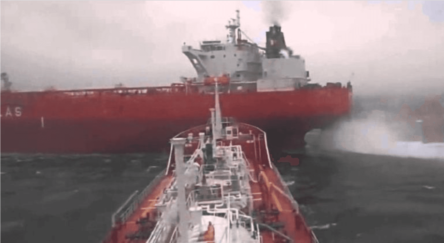 Carguero y petrolero colisionan en Inglaterra: incendio en la costa