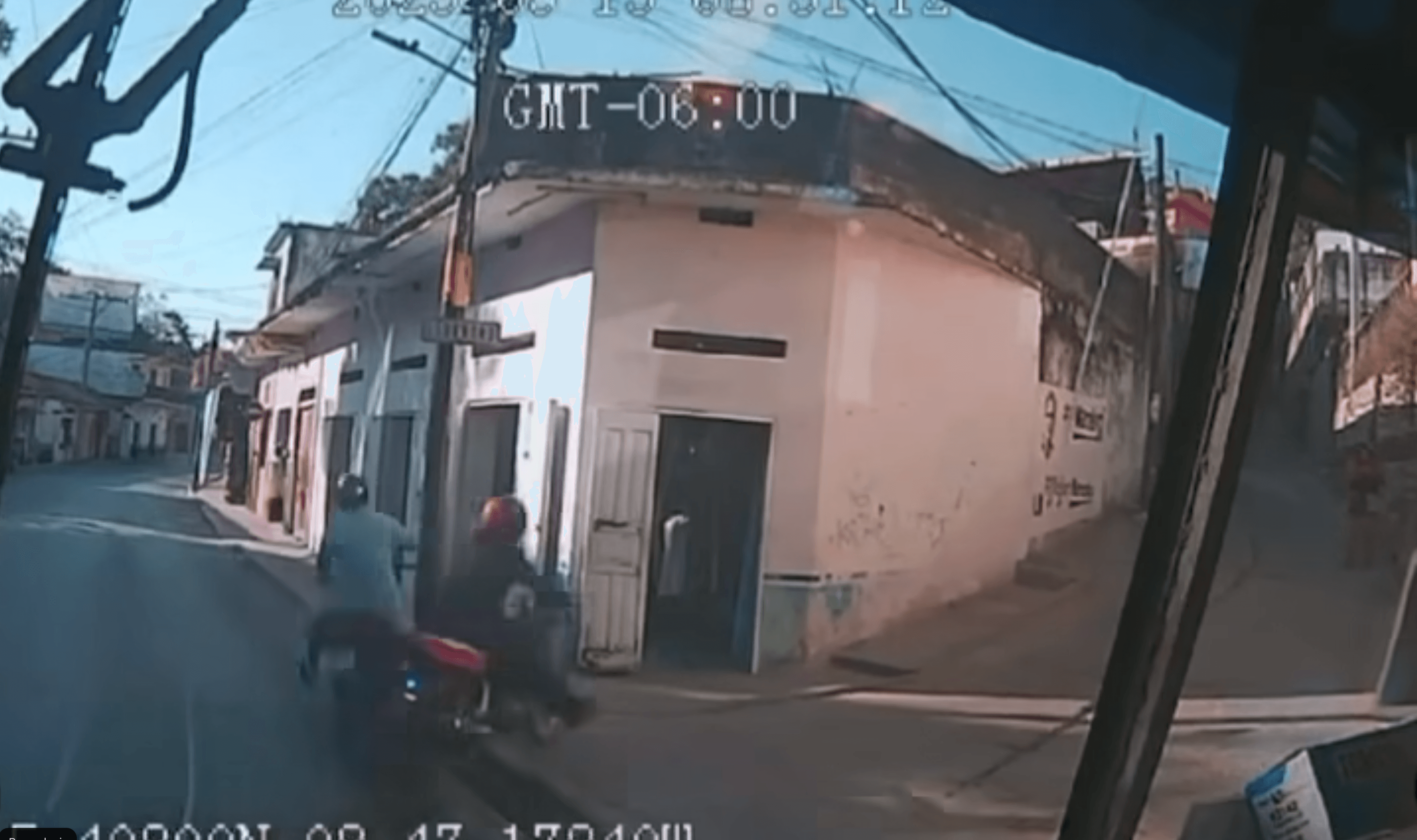 Motociclista pierde el control y se estrella en una cocina en Tamazunchale