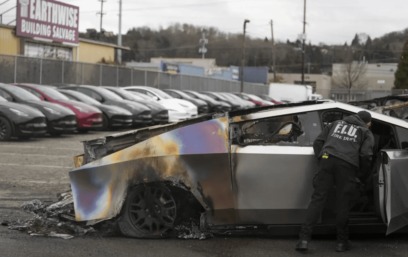 Aumentan los ataques a Tesla mientras Musk se destaca en la Casa Blanca
