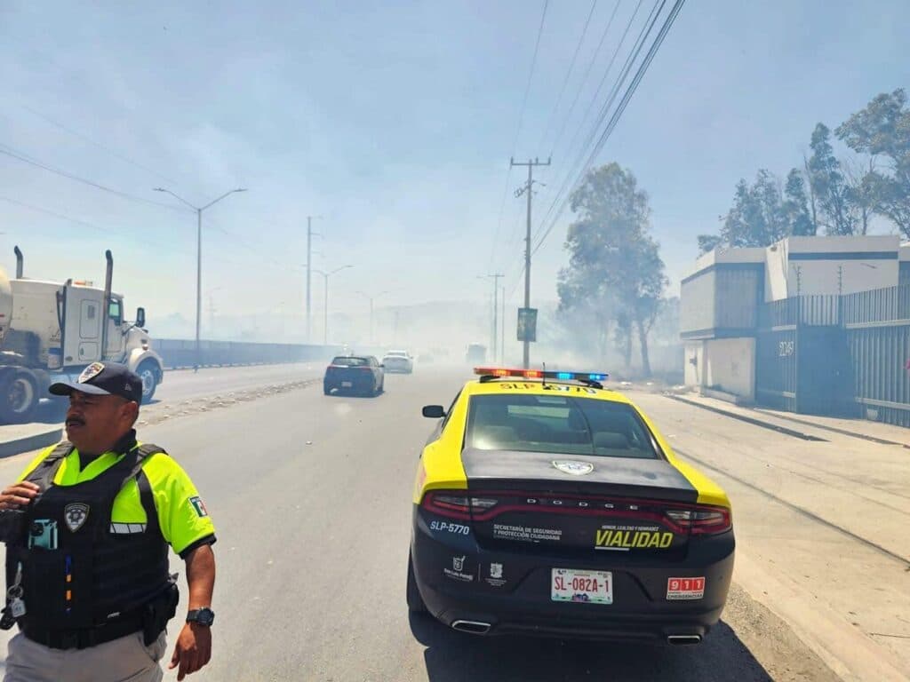 Fuertes ráfagas de aire provocan caos y cierres en la capital potosina