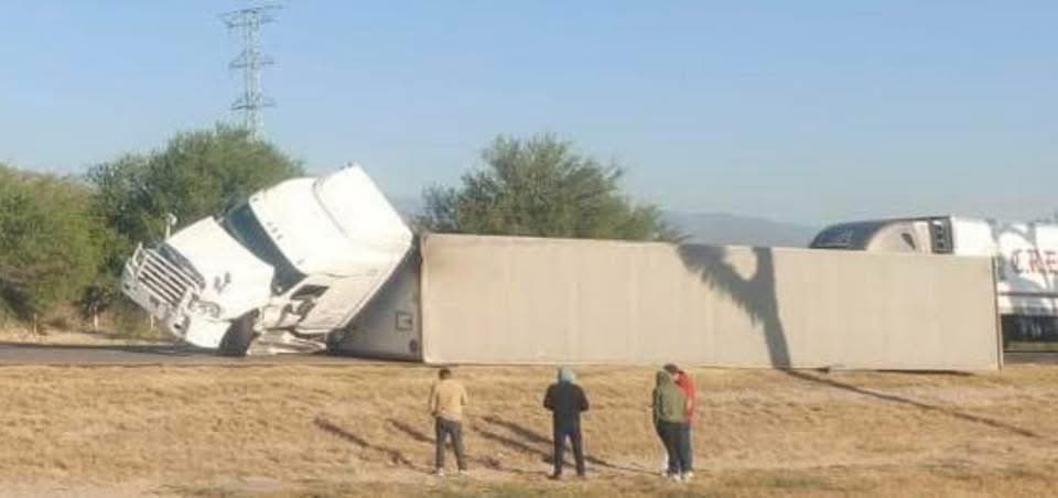 Volcadura de tráiler provoca cierre parcial en carretera a Matehuala