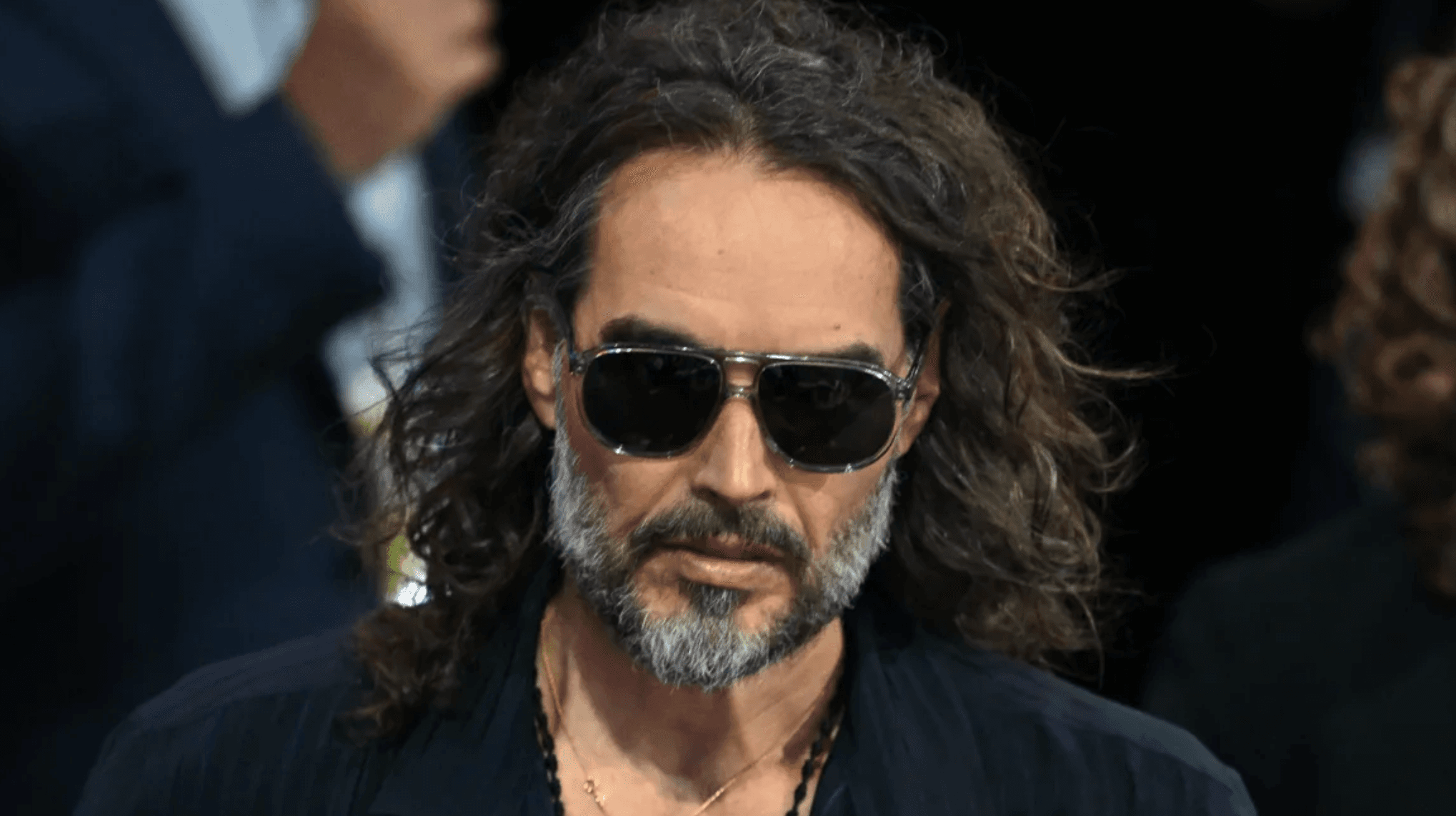 Russell Brand acusado de violación y agresión sexual por la policía británica