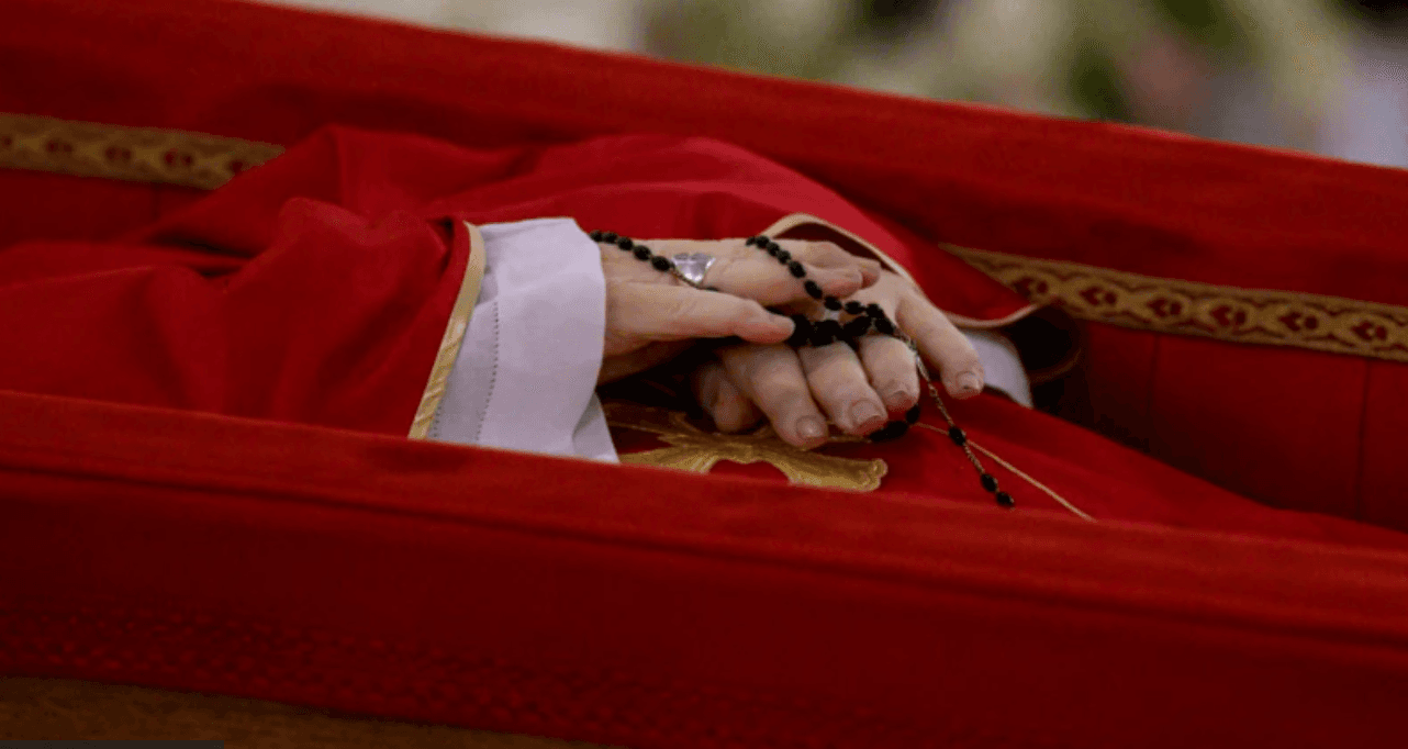 Difunden imágenes del féretro del papa Francisco y anuncian su funeral en Roma