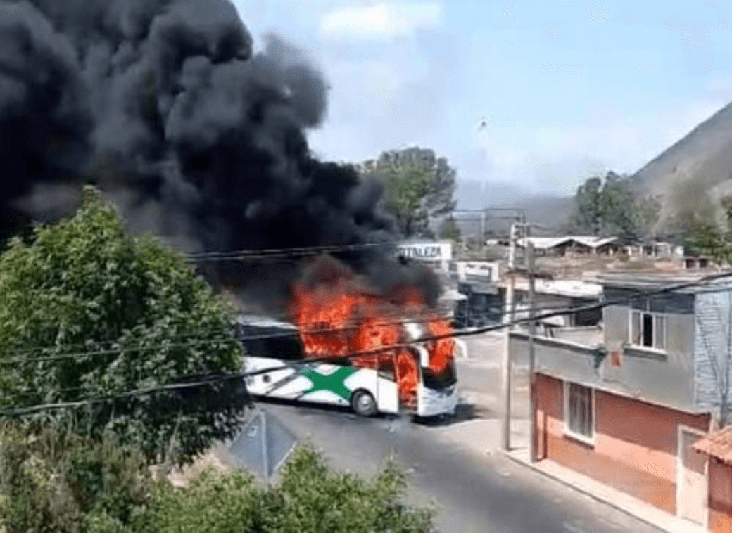 Queman vehículos y bloquean carreteras en tres estados por respuesta a operativos