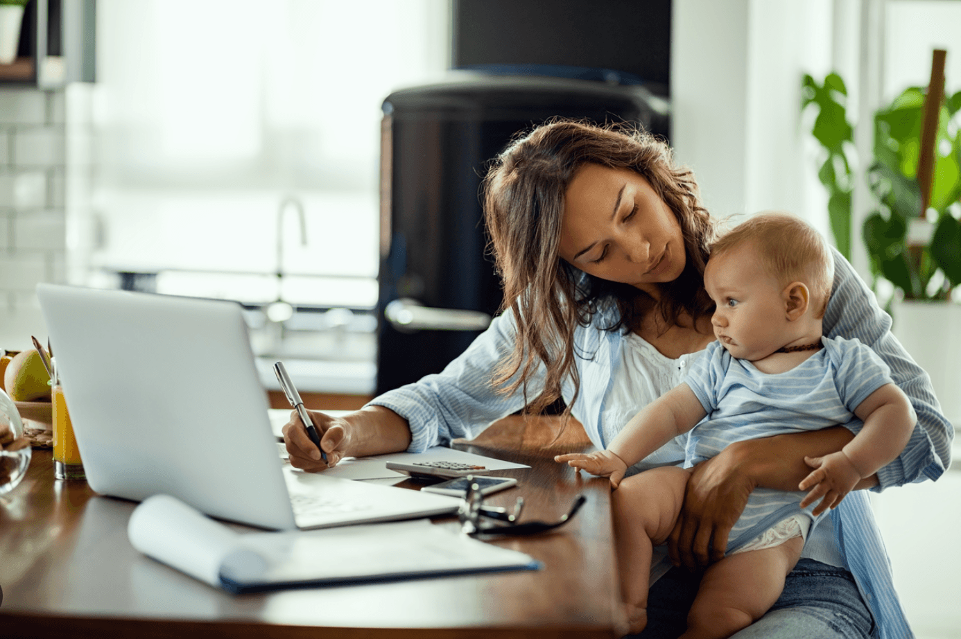 Crecer en la empresa y ser mamá: un reto que aún persiste, según AMEXME