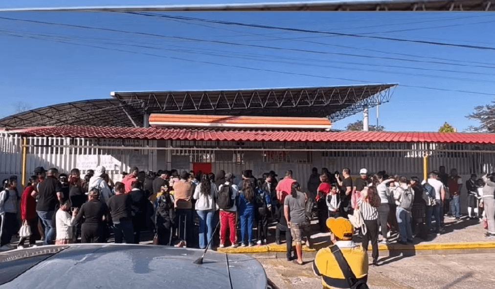 Padres bloquean primaria en demanda por regreso de docente