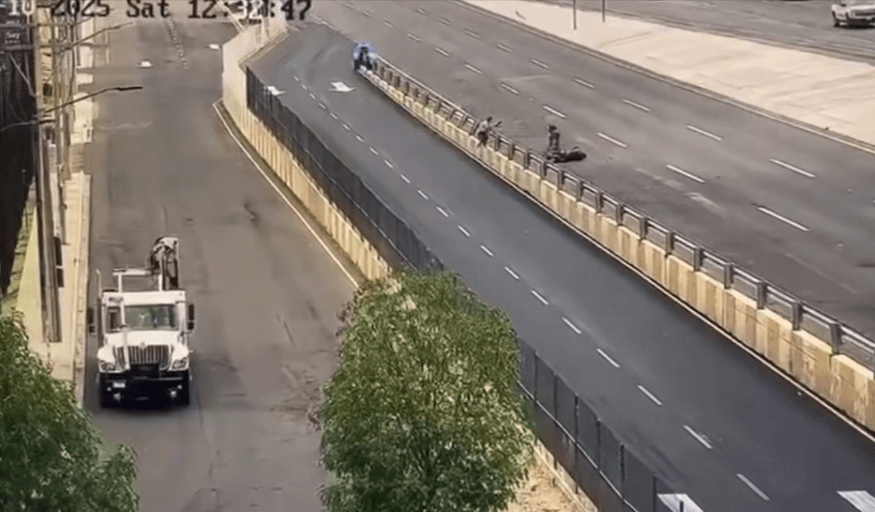 Intento de asalto en carretera termina con motociclistas embestidos por conductor