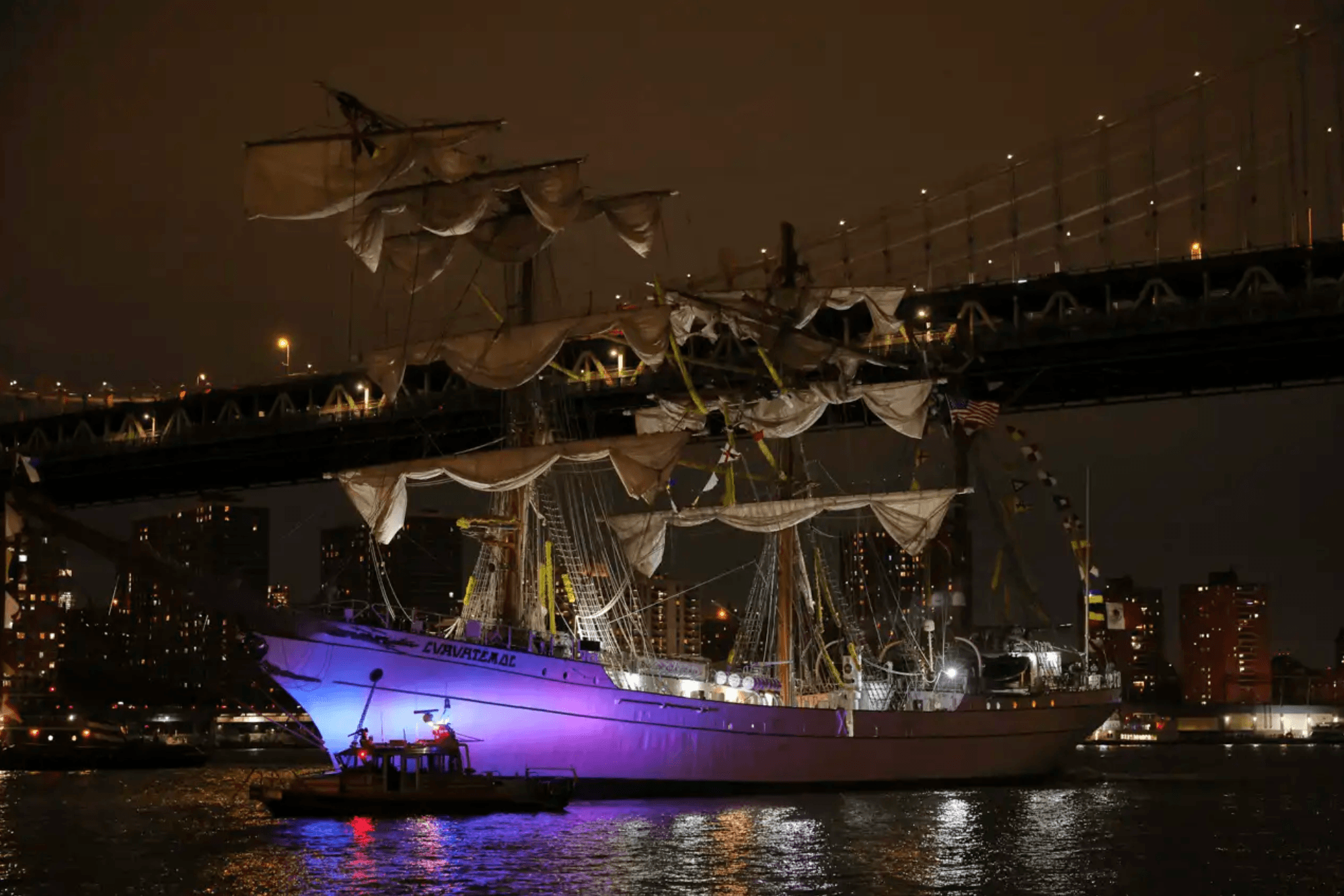Impacto del Cuauhtémoc en Nueva York: qué provocó la colisión con el puente de Brooklyn