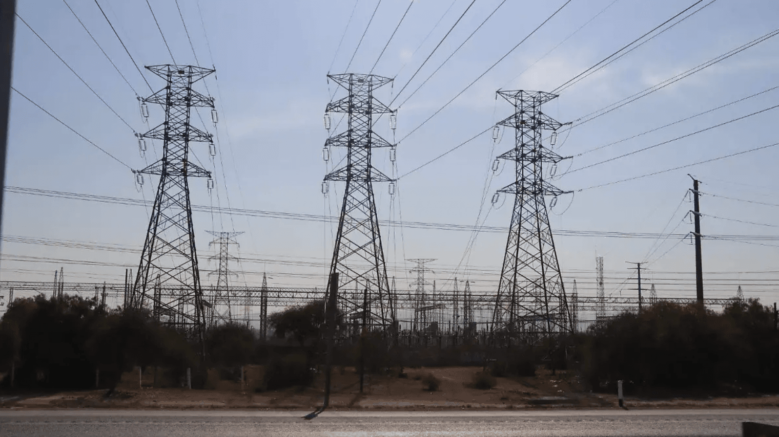 Apagones interrumpen producción en Zona Industrial ante presión en red eléctrica