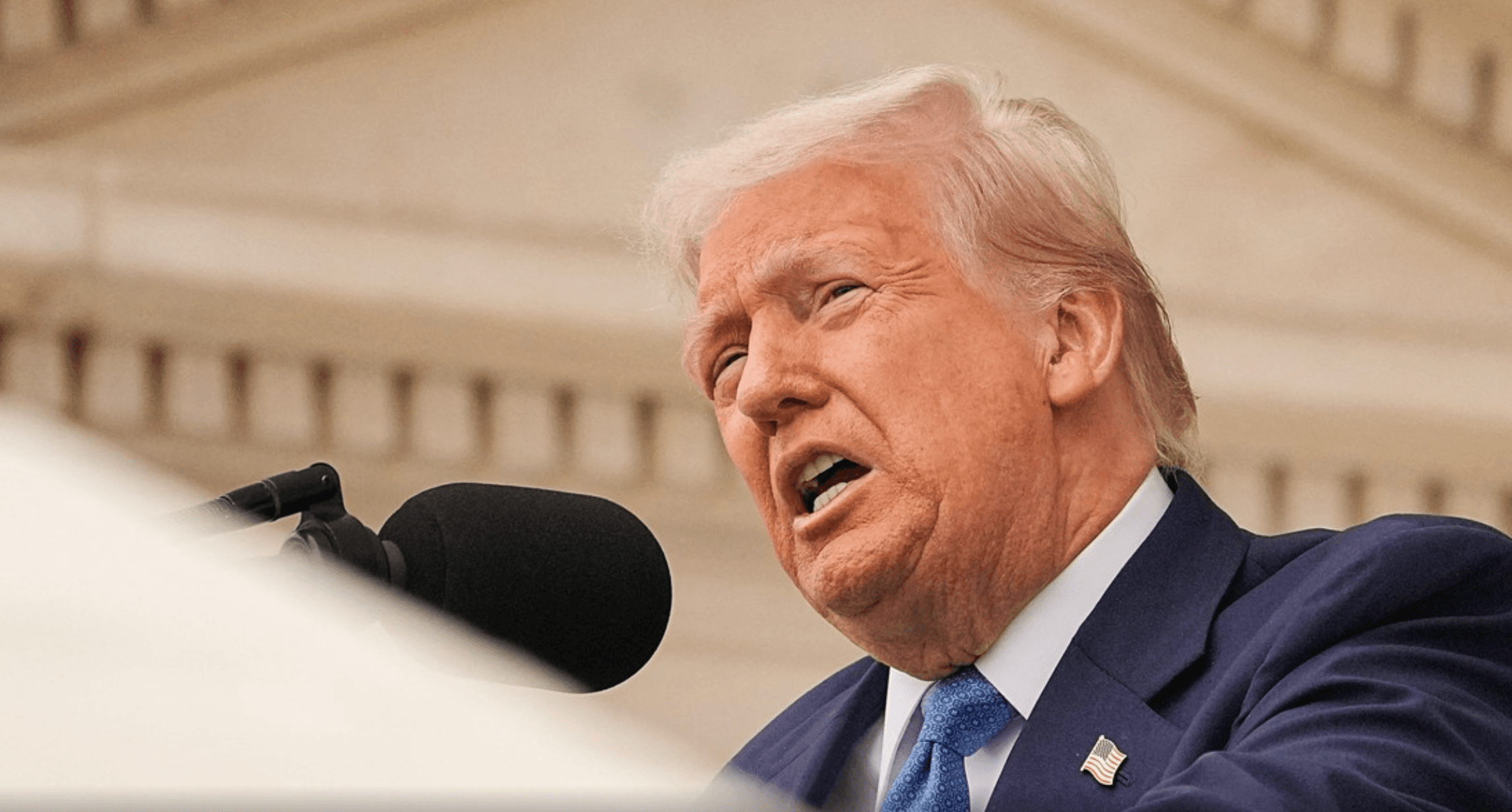 Trump ordena revisar y cancelar contratos federales con Harvard